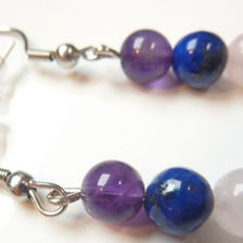 Boucle d'oreille avec améthyste, lapis lazuli et quartz rose