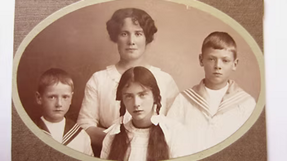 Portrait ancien de famille illustrant la transmission de la mémoire familiale et des générations