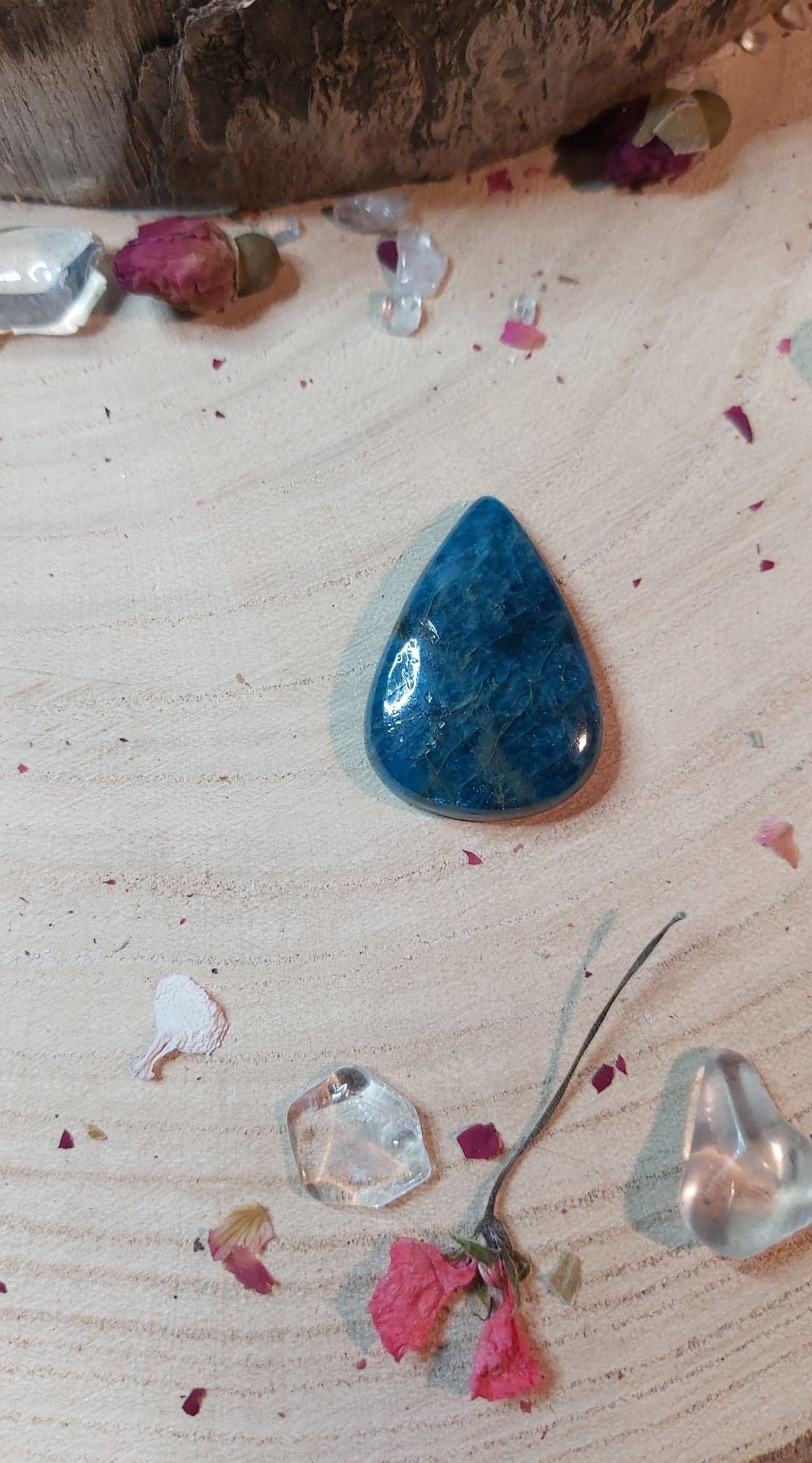 APATITE - Cabochon goutte 02