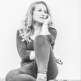 Manon Hansay, artiste travaillant avec Piotr, producteur de musique et coach musical 
