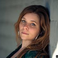 Ozya, chanteuse pop travaillant avec un producteur de musique 