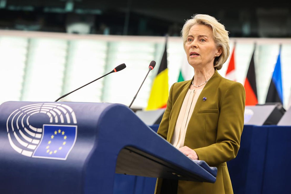 Ursula von der Leyen står i Europa-Parlamentet og taler.