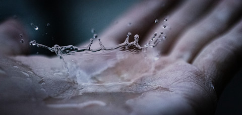 手のひらに落ちる一滴の水のクラウン