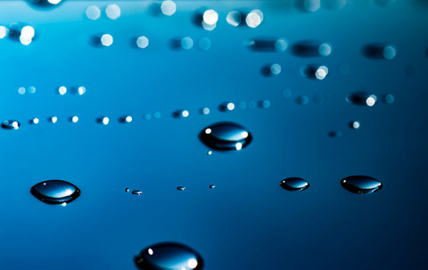 青い水の水滴