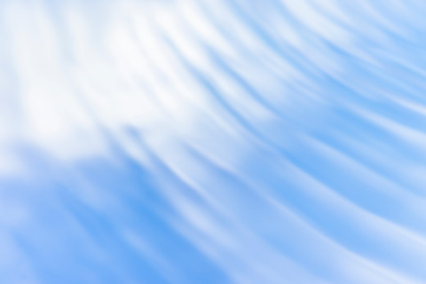 青空に流れる斜めの水
