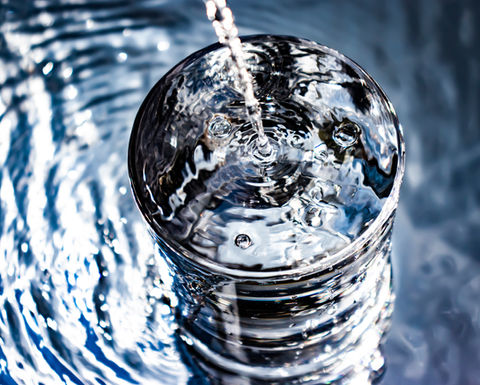 コップに水を流し込む