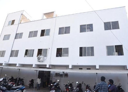 ఇచ్చుకో వంద.. ఇదీ అక్కడి దందా!