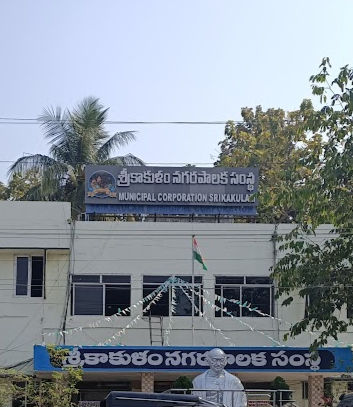 పెద్దోళ్లు.. చిన్నోళ్లు.. ఆక్రమణలో అదే తీరు