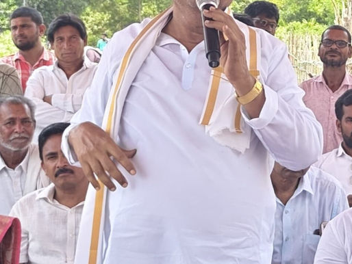 ఒకడు చెత్తలో చెయ్యి పెడితే.. మరొకరు డ్రైనేజీలో పెడుతున్నారు