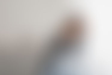 Trist kvinde kigger ud af vindue