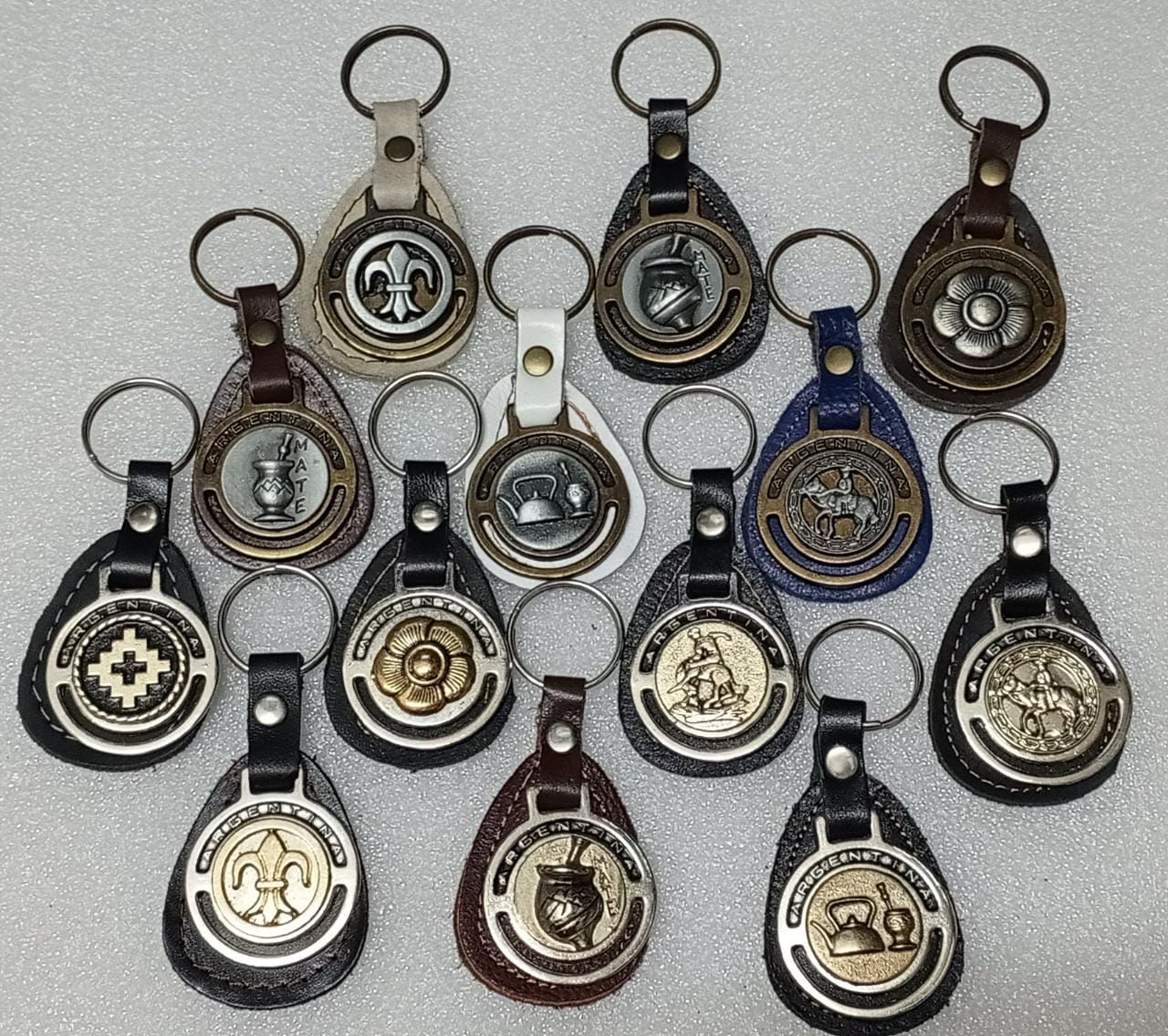 Llavero huevo con dije