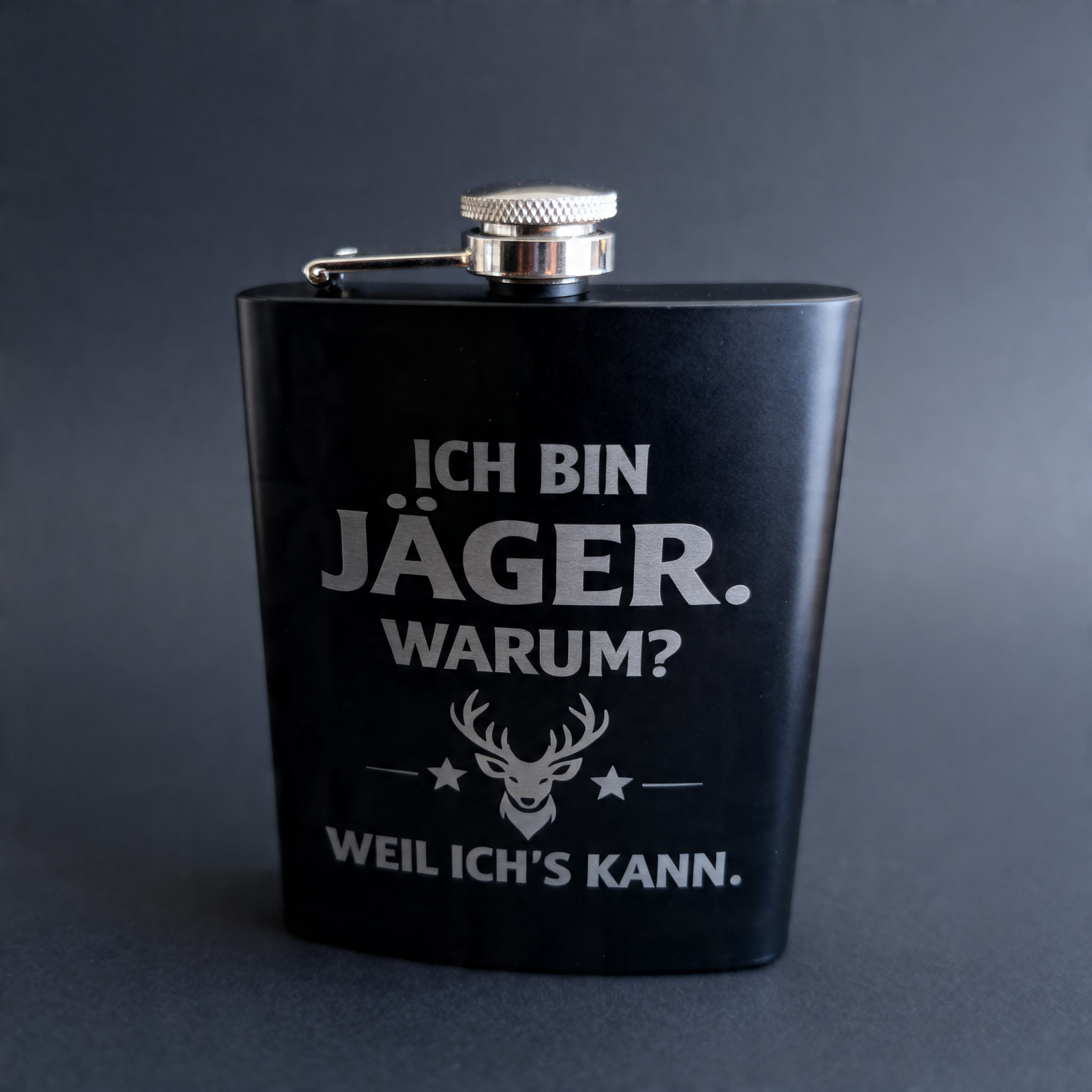 Schwarzer Flachmann für Jäger mit Hirschmotiv und Spruch Weil ich’s kann