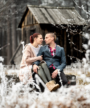 Verliebtes Paar bei einem Outdoor-Fotoshooting in Niederösterreich – natürliche und emotionale Paarfotografie