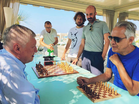 Andrea Bocelli sfida Karpov a scacchi