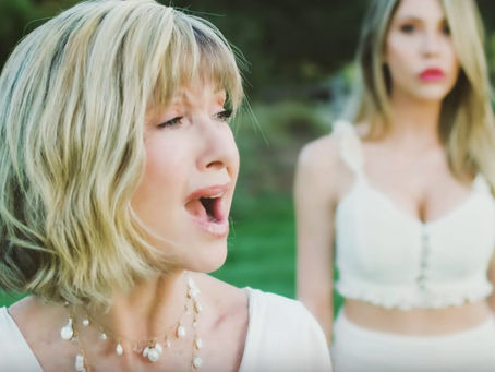 Olivia Newton-John e la figlia Chloe Lattanzi insieme in un duetto (VIDEO)