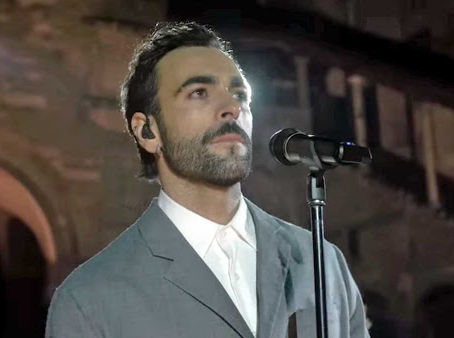 Marco Mengoni canta a Bergamo 'L'anno che verrà' di Lucio Dalla