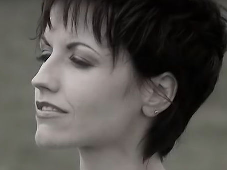 I CRANBERRIES RICORDANO DOLORES O'RIORDAN CON UN NUOVO VIDEO PER I 50 ANNI DELLA CANTANTE SCOMPARSA