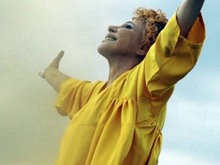 Ornella Vanoni presenta il nuovo album Unica: allegria, spensieratezza e tanto giallo