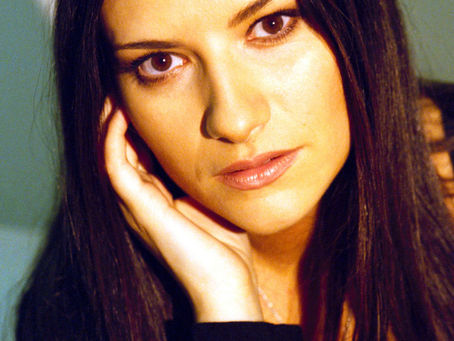 Laura Pausini annuncia il nuovo singolo Scatola, in uscita il 18 gennaio