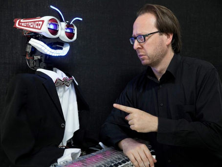 Sfida al pianoforte al Teatro No'hma di Milano: chi vincerà tra l'uomo e il robot?