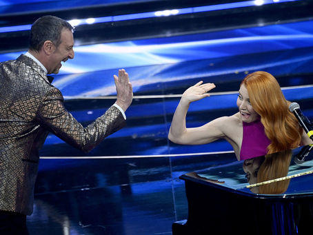 È la serata cover, inizia Noemi