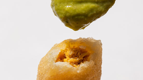 Empanaditas de Pollo con Guasacaca de Curry (20 Unidades)