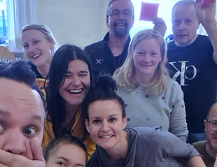 Teilnehmer eines Workshops grinsen in die Kamera