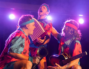 3 Männer, 1 singt, zwei knien und singen ihn an