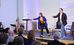 Schauspieler auf einer Bühne präsentieren. Improvisationstheater München während der Aufführung.