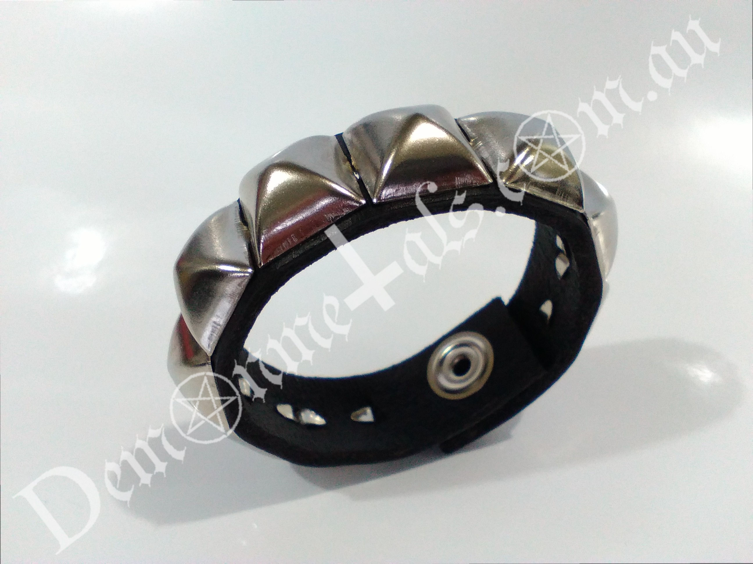 SINGLE SQUARE CHROME PYRAMID STUDDED WRISTBAND