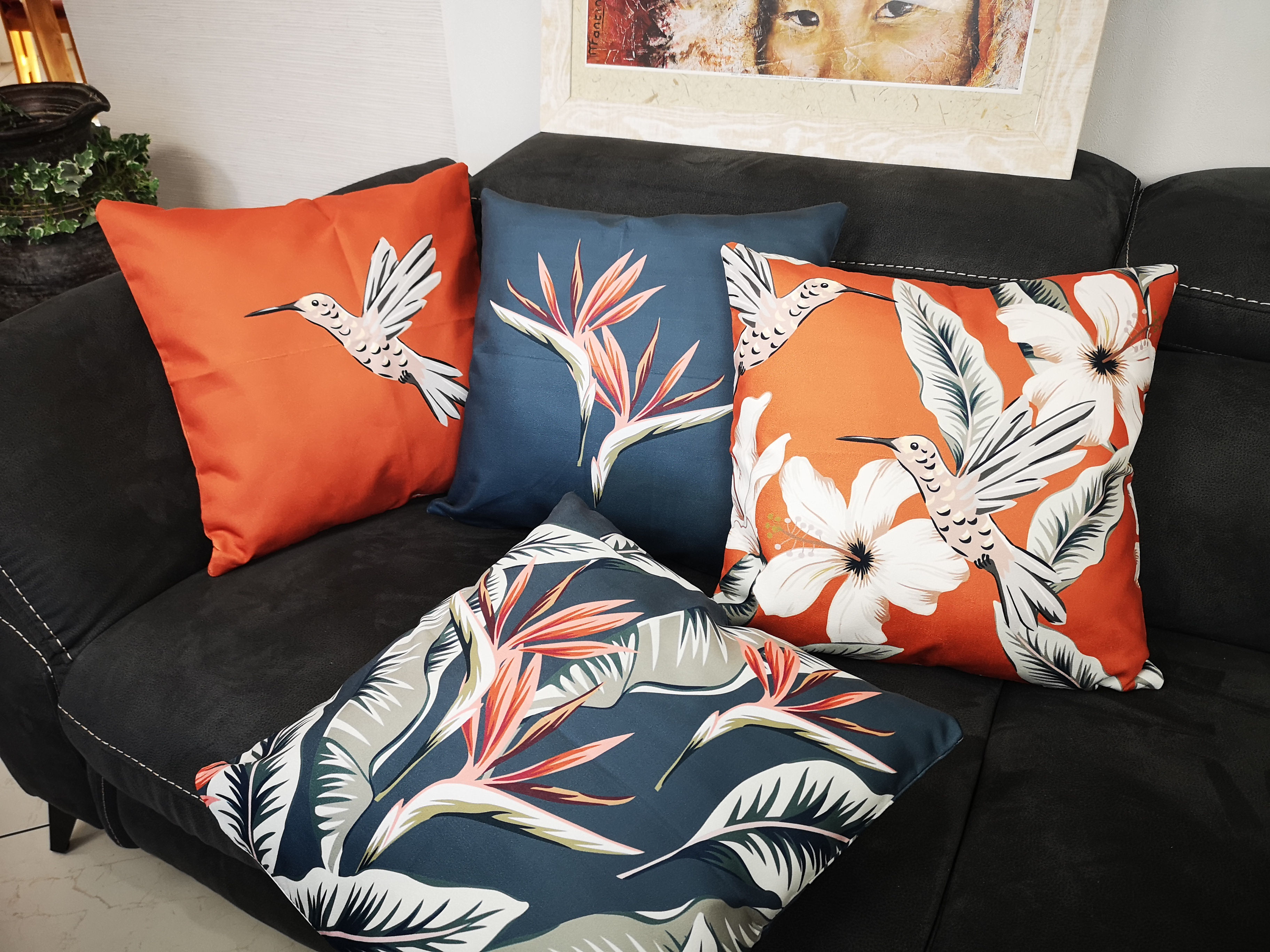 4 coussins mélangé sur l'accoudoir d'un canapé