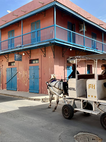 Vieux quartier de Saint-Louis avec calèche, Sénégal