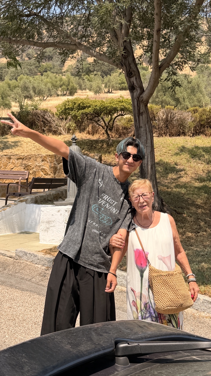 Teo con su abuela en la naturaleza de Villaharta