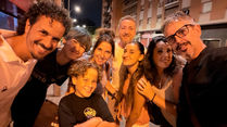 Friends and their children reunited on a night in Córdoba