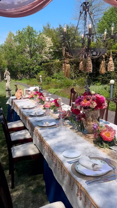 Flamenco en un jardín elegante de Karuizawa durante un evento privado en Japón.