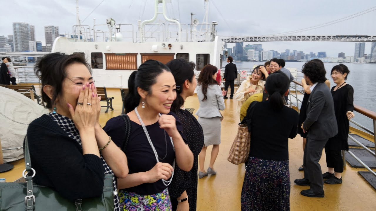 Participantes reunidos en la cubierta del barco