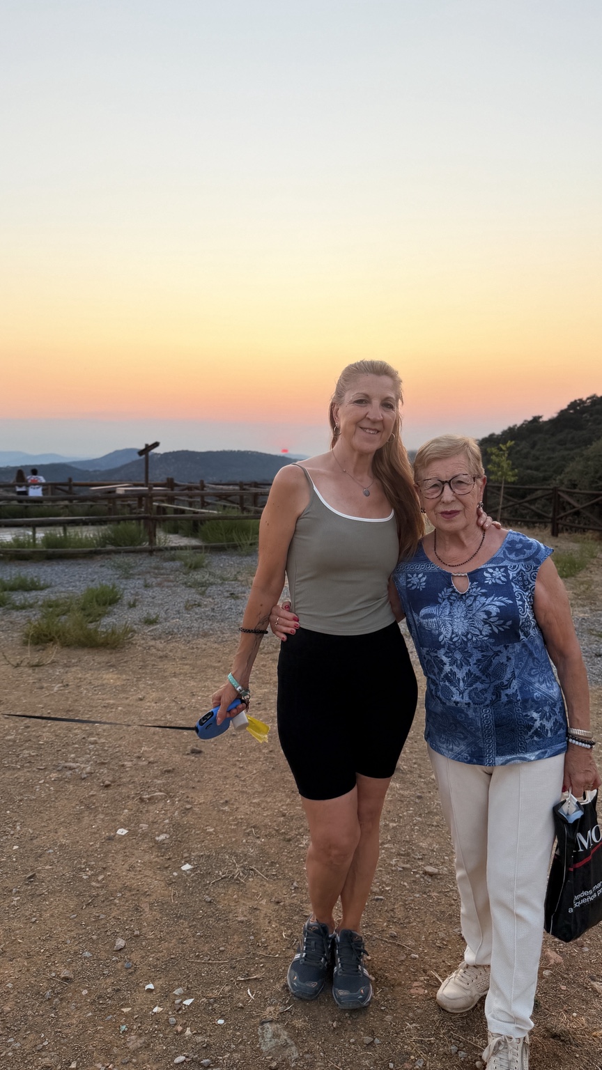 Ángela y la madre de Benito al atardecer en el entorno natural de Villaharta