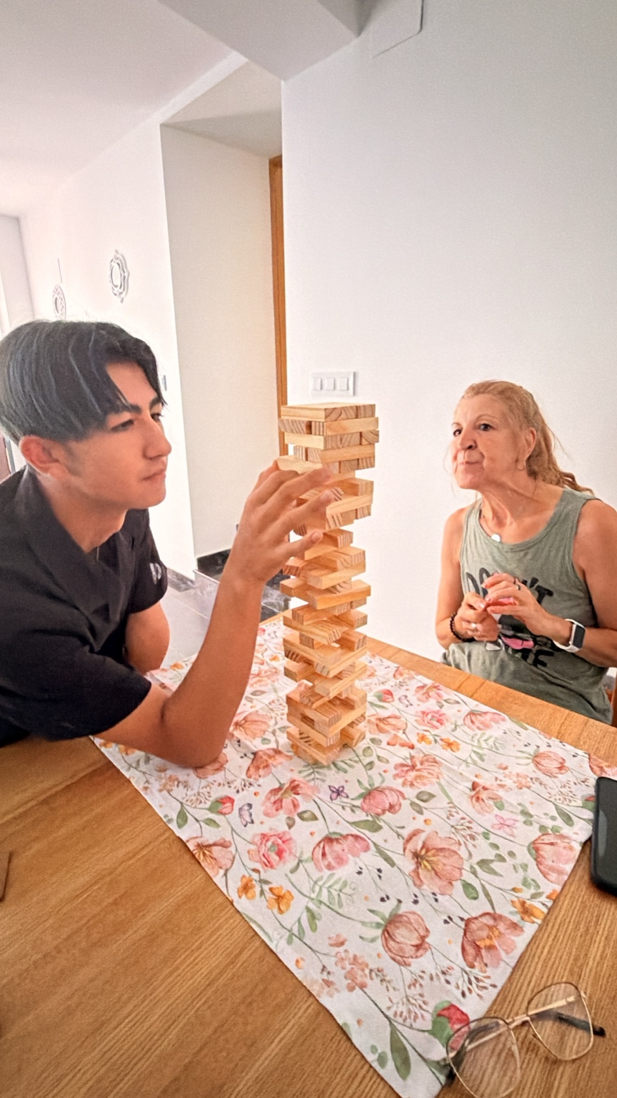 Teo jugando con su tía Ángela alrededor de una mesa en Villaharta