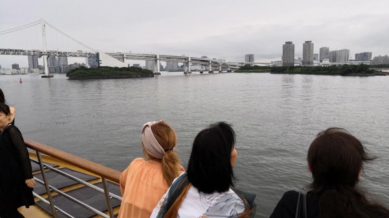 Participantes contemplando la bahía de Tokio y el Rainbow Bridge desde cubierta