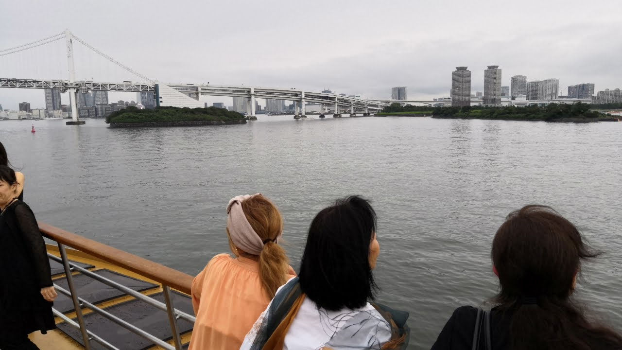 Participantes contemplando la bahía de Tokio y el Rainbow Bridge desde cubierta