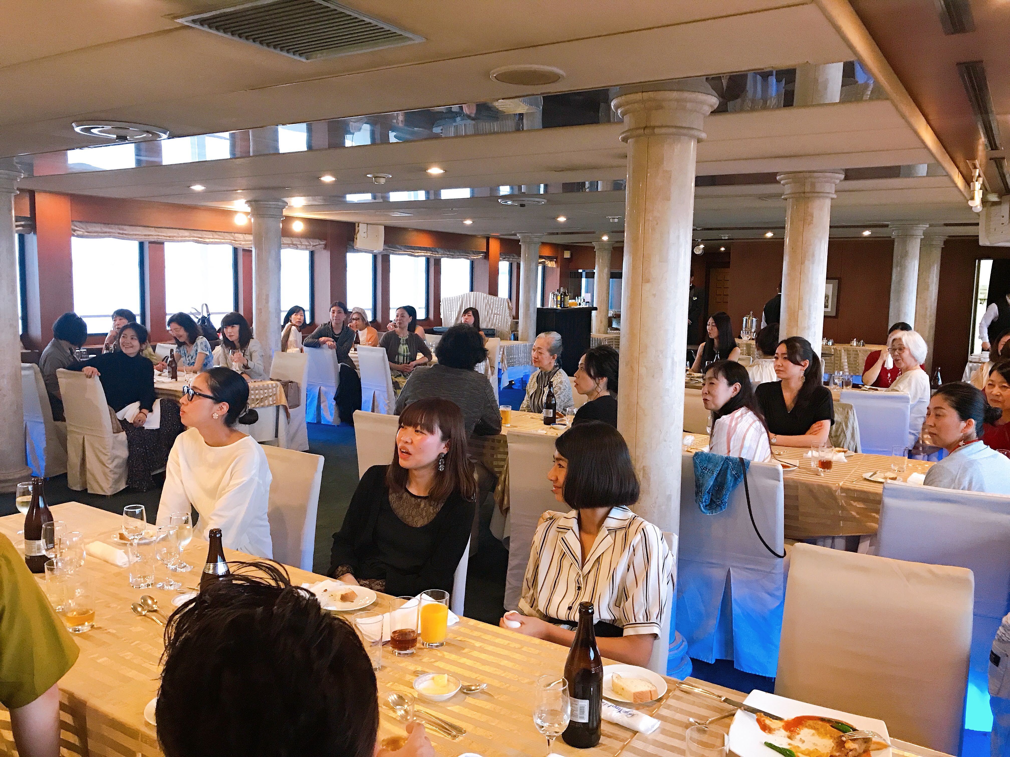 El grupo reunido para comer en el salón del barco