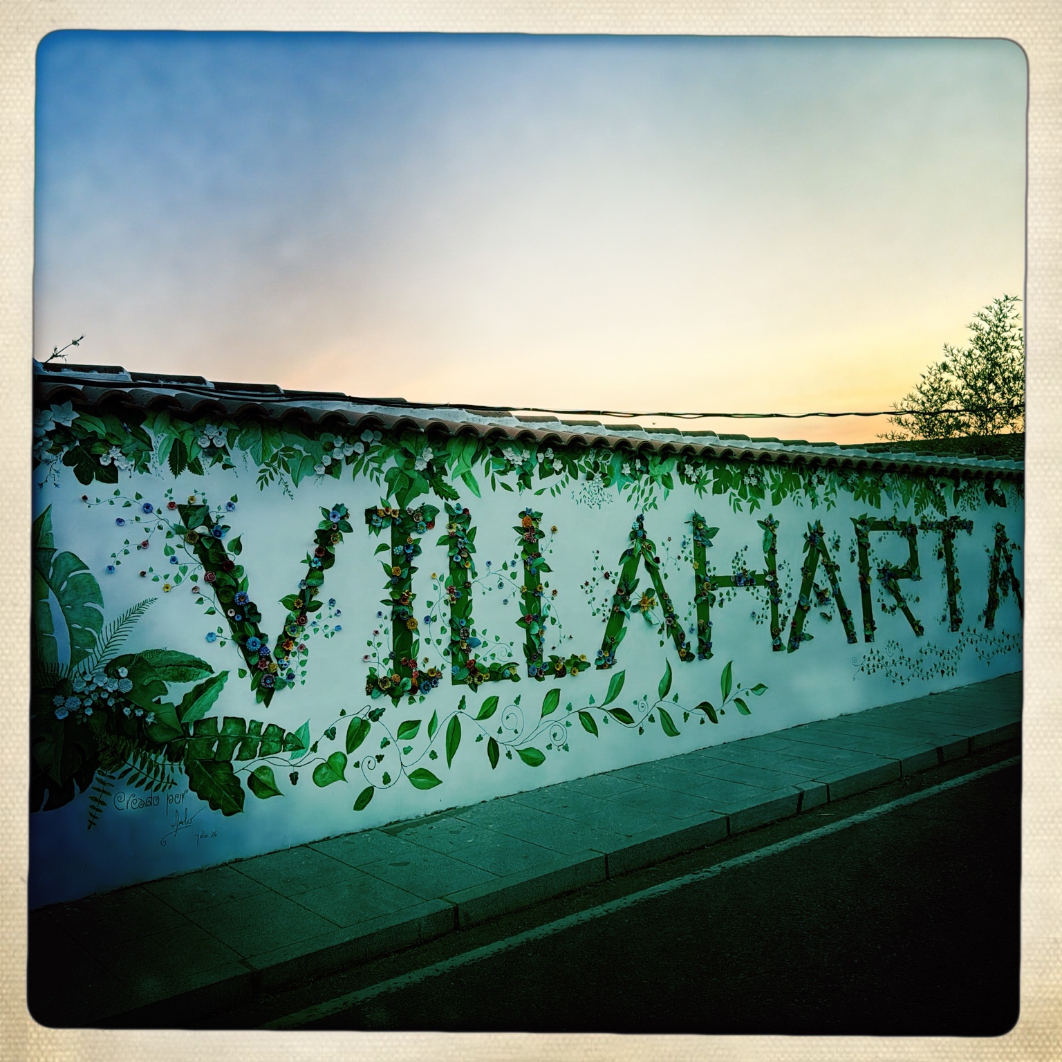 Mural con el nombre de Villaharta en una calle del pueblo