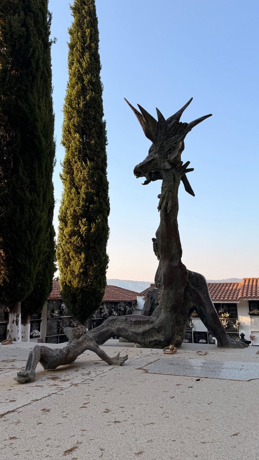 Escultura de Aurelio Teno en el cementerio de Villaharta