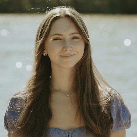 Chloe Hutt Headshot_edited.jpg