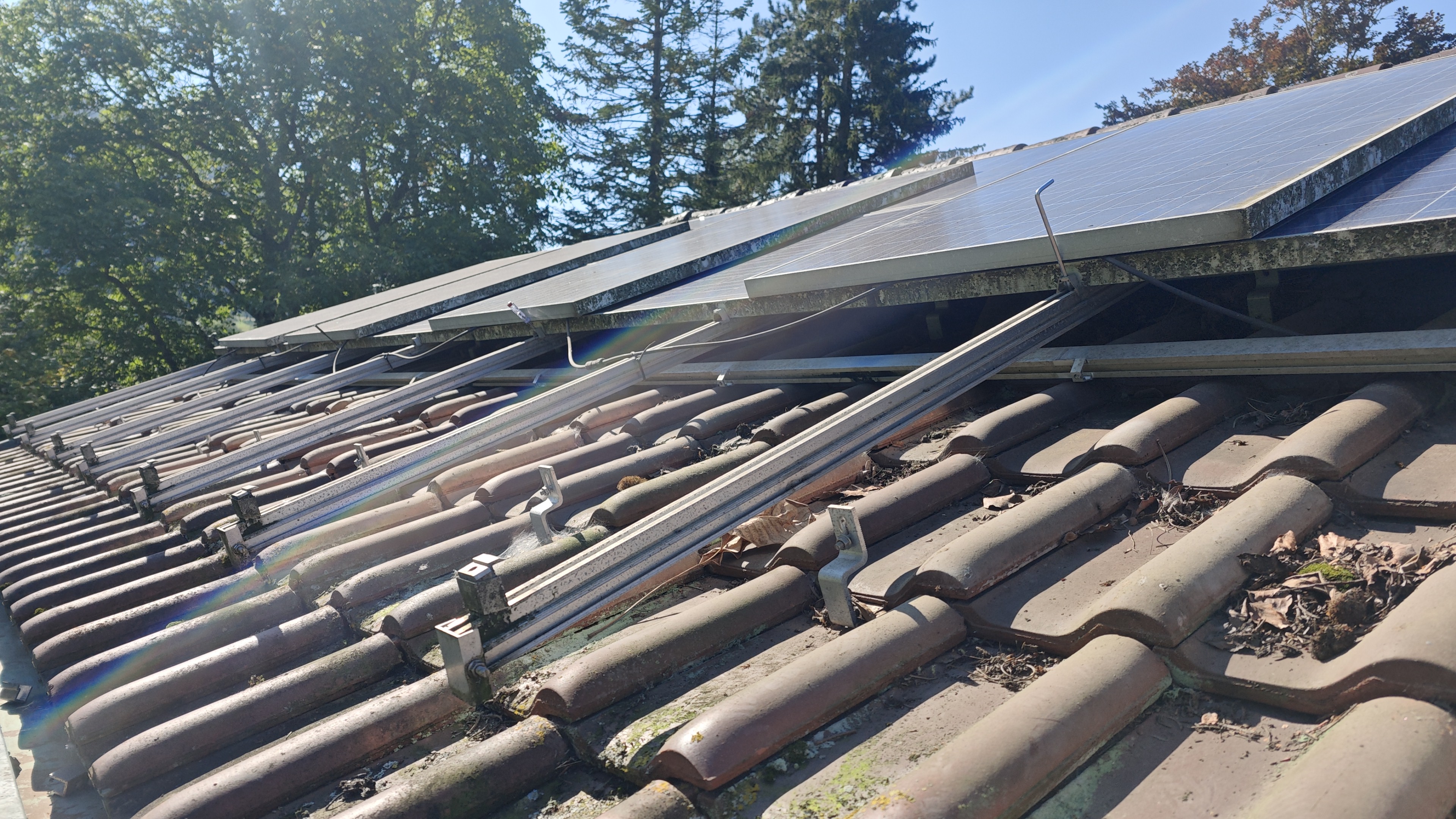 Ziegelaustausch unter einer Solaranlage