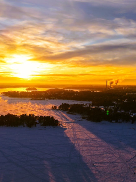 Haukilahden ranta, meri jäässä ja kaunis auringonlasku. 