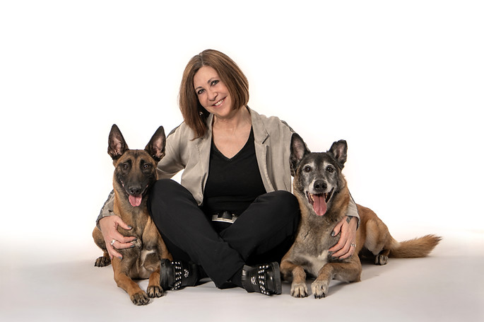 Claudia sitzend mit Malinois