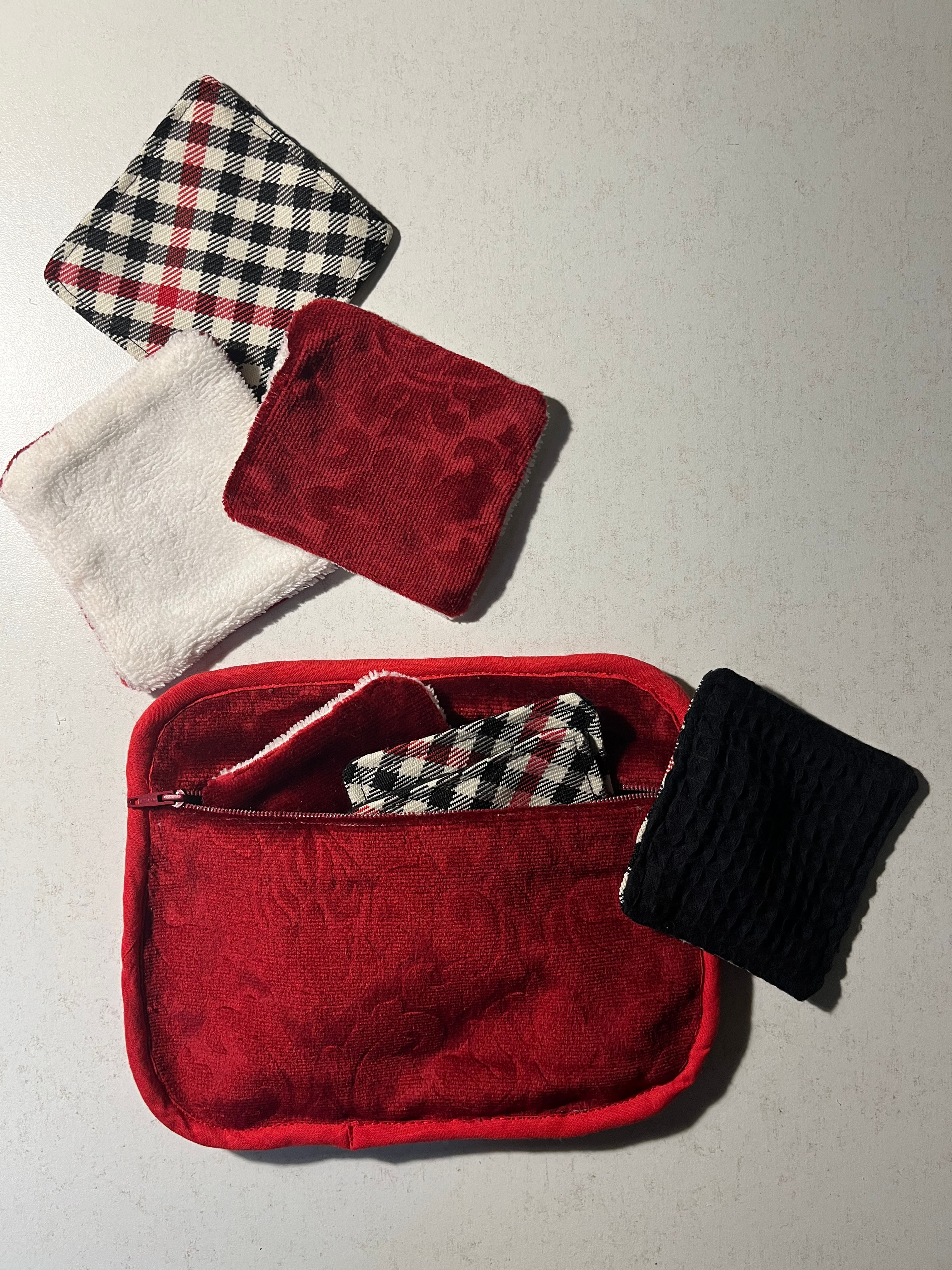 8 Lingettes démaquillantes et pochette