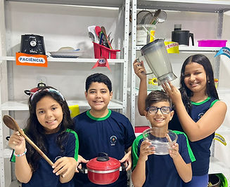 ALUNOS NA SALA CRIATIVA