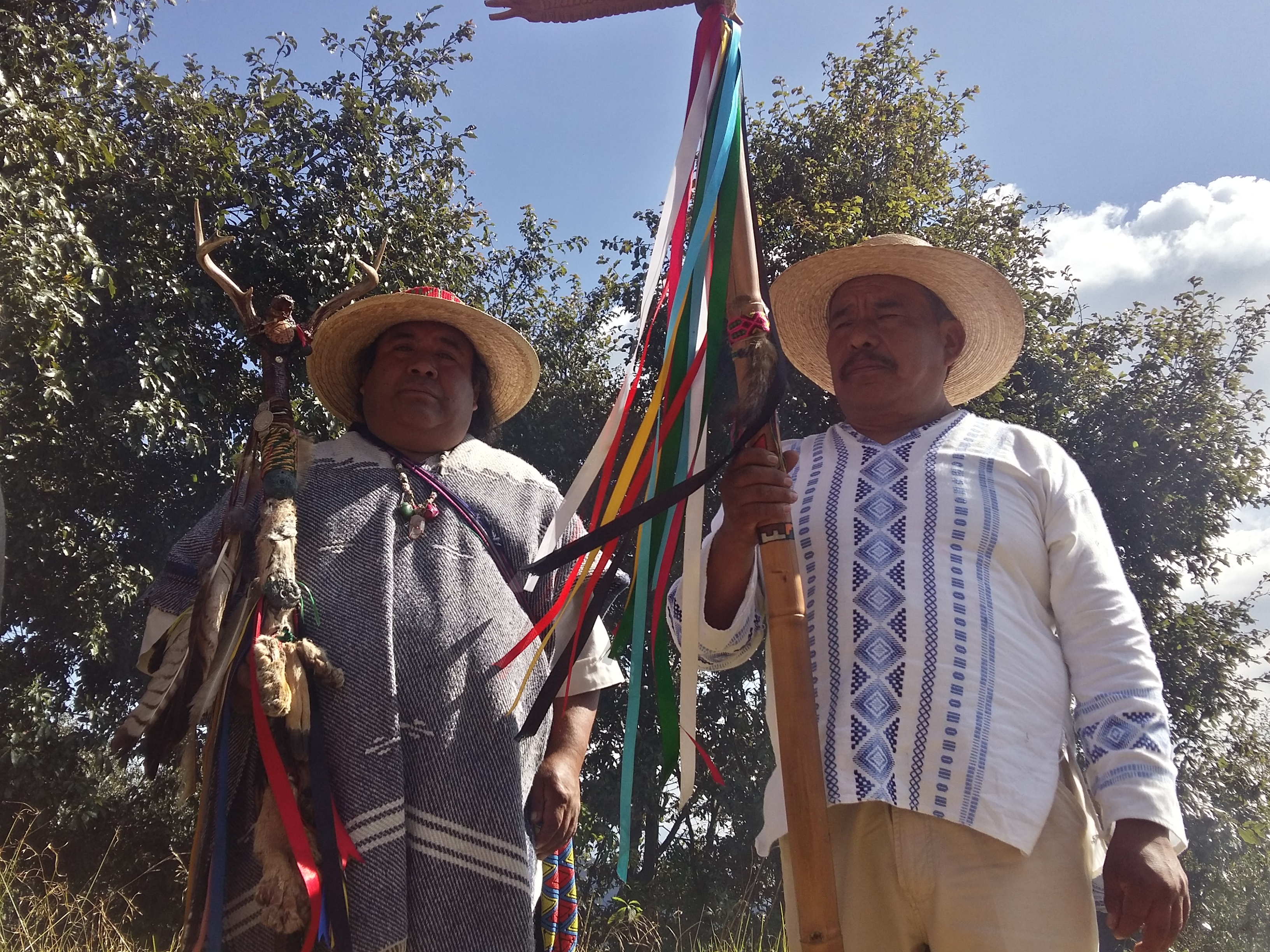 Dado la mano al pueblo Otomi